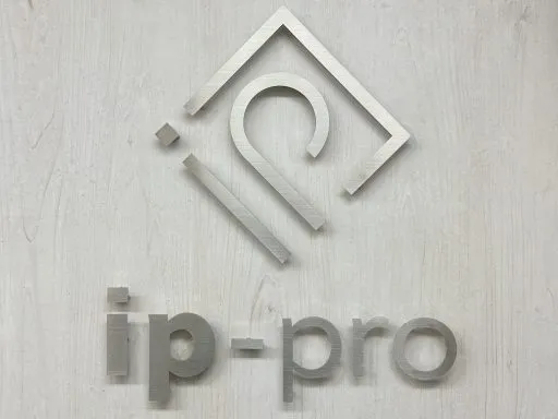 ip-pro エントランスのロゴサイン
